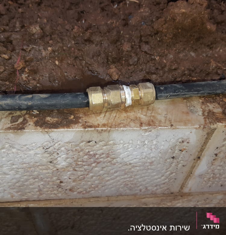 חיבור צינור פלסטיק עם מחבר מתכת